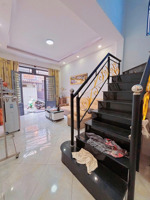 bề ngang 7m! nhà 2 tấm hẻm 4m ông ích khiêm. dt: (7x8)m. giá: 5,3 tỷ(tl)