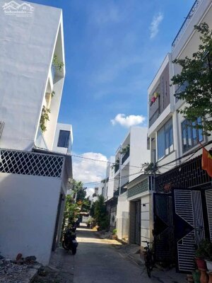 Bán nhà - (4 x 11m2)- 3 tầng - 3PN- Ô TÔ ĐẬU CỬA - GẦN BIỂN - VĨNH HÒA - NHA TRANG. CHỈ 2 TỶ 850TR.