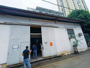 cho thuê kho xưởng cầu diễn (ngay chân cầu), dt 150m2 mt 12m, điện 3fa, vat, xe công đỗ cửa, 110k/m