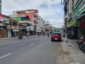 cho thuê 300m2 ngang 8m mặt tiền 2 tháng 4 giá chỉ 30 triệu / tháng