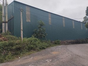 cho thuê xưởng diện tích 550m2 (xưởng 450m2 và 100m2 mặt bằng) giá 20tr tại xã hoà sơn, lương sơn.