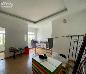 CHO THUÊ NHÀ 4 TẦNG MẶT TIỀN TRẦN THÚC NHẪN HUẾ •Dt:60m2,ngang 5m2,Dài 11m2 •Gồm: 5 phòng ngủ,5WC - Nội thất cơ bản Thích hợp làm homestay ,mở quán cafe,spa...