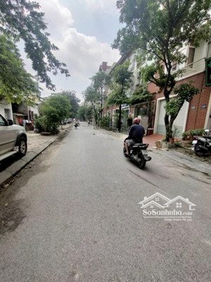 cho thuê nhà liền kề khu đô thị văn phú hà đông, dt 75m x 4t, mt 5m ô tô đỗ cửa giá 15 triệu