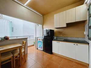 chính chủ cho thuê chdv 1pn ban công lớn 50m2 ngay ngã 6 phù đổng. giảm 500k/tháng suốt hđ