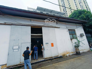 cho thuê kho xưởng cầu diễn (ngay chân cầu), dt 150m2 mt 12m, điện 3fa, vat, xe công đỗ cửa, 110k/m