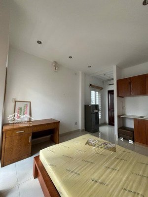 còn phòng trống như hình ngay trung tâm q10 đường hồ thị kỷ