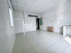 phòng ban công siêu thoáng mát ngay đường hoàng diệu 2