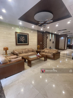cần bán biệt thự 180m2 mặt đường trung tâm ngang 8m xây đẹp thang máy hiện đại, giá tốt