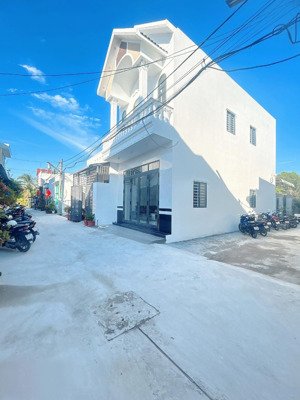 nhà trệt lầu mới góc hẻm giá tốt 03 phòng ngủ dùng được xe ô tô