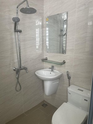 cho thuê nhà mặt tiền vị trí siêu đẹp,khu vực sát chợ đầu mối , ql1a , trệt 3 lầu , 5wc 6wc