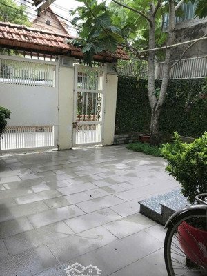 biệt thự 8x25m, 1lầu 4pn 2wc hẻm 300 nguyễn văn linh, q7 ô tô vào nhà giá rẻ 18trieu