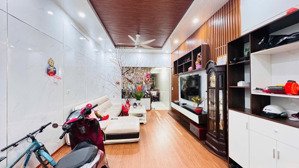 bán nhà mặt đường thông ô tô tránh nhau. ngô gia tự ngay đầu cầu rào 1