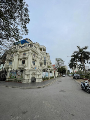 bán biệt thự kđtm cầu bươu, dt 124m2, 5 tầng, mt 8m, kinh doanh, view vườn hoa, giá 25 tỷ.