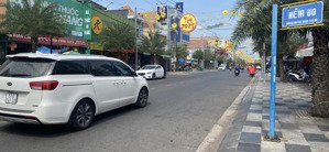 bán nhà mặt tiền ngay đèn xanh đèn đỏ giữa 27/4 và huỳnh minh thạnh, có quán cf đẹp, giá 5.5 tỷ tl
