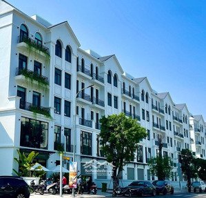 cho thuê văn phòng 40m2 giá chỉ 4,8 triệu tại vinhomes grand park. liên hệ 0828030977 thiện