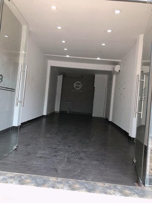 mb 4x15m trống suốt lê trọng tấn, có cửa kính máy lạnh sẵn, có chỗ ở lại