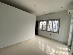 cho thuê nhà đ. tôn thất thuyết p. 3 quận 4 dt 5m x 15m gồm 1 trệt 3 lầu sân thượng có 5pn giá 27tr