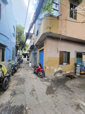 cho thuê căn nhà nhỏ cửa riêng, 2 tầng, điện biên phủ, p15, bt cách q1 chỉ 500m