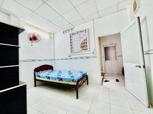 phòng trọ giá rẻ nguyễn kiệm p3 pn cửa sổ giếng trời