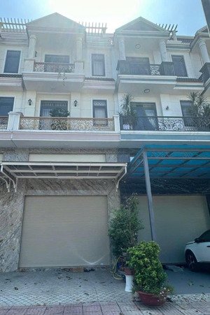 cho thuê nhà 400m trệt 3lầu mặt tiền kinh doanh 5phòng ngủ ngay vòng xoay hiệp thành