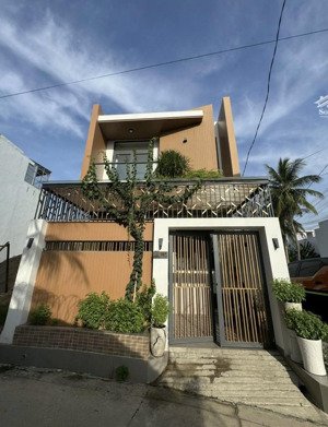 bán nhà 2 tầng thiết kế hiện đại còn mới, đường ô tô thoáng, cách bờ kè liên hoa 50m tp nha trang