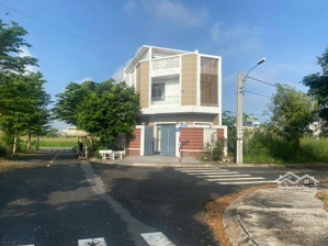 nhà căn góc 1 trệt 2 lầu, kdc sài gòn village, hướng đông nam đối diện công viên, giá 4tỷ850