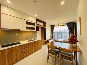 chính chủ cần bán căn 2pn tầng cao c-skyview sẵn nội thất + sổ hồng giá tốt chỉ 2 tỷ sang tên