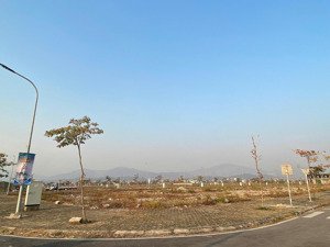 gia đình em đang có việc cần tiền bán lô đất ngay đường 10 uông bí quảng ninh, hơn 100m2