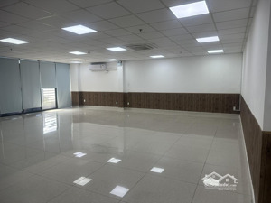 cho thuê văn phòng mới giá tốt đã ngăn phòng phường 13 quận 5. dt 150m2 giá 40 triệu /tháng đã pql
