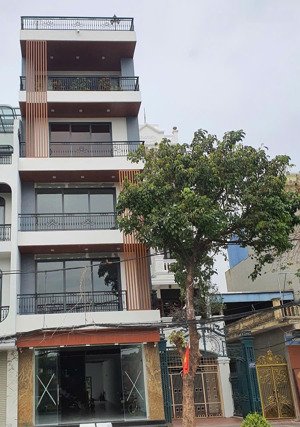cho thuê 3 tầng (600m) làm văn phòng mặt đường trường chinh, gần sân vận động, đối diện hồ, ủy ban