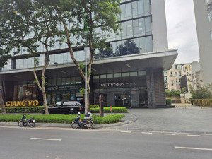 chỉ còn đúng diện tích 200m2 tầng 1 duy nhất diện tích 200m2 tầng 1 có thể cắt được 79m2 và 174m2