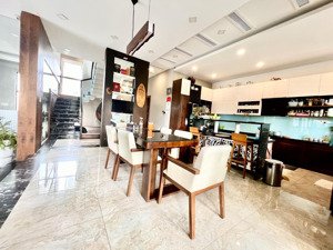 biệt thự 50 tỷ chào bán 37 tỷ. khuôn viên 600m2, ngang 30m, 4 tầng, view sông, ngay gò vấp