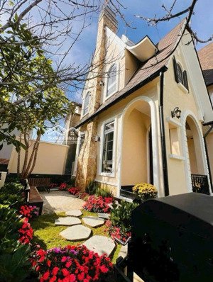 villa sân vườn 1 lầu full nội thất cao cấp đường quang trung; cách hồ xuân hương, tp đà lạt 1km