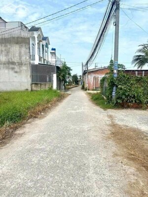Chủ gửi em lô duy nhất , đất dân đông, sổ hồng riêng, giá 890tr, bao hết phí