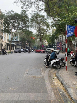 bán nhà lô góc mặt phố hàm long, 219m2, 2 tầng, mặt tiền 10m, 138 tỷ