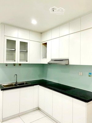 cho thuê giá rẻ, the east gate, 2pn, nội thất, 7 triệu, bao phí quản lí. lh: 0978272427 (zalo)