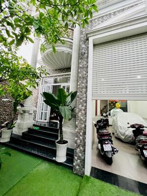 Bán Biệt Thự mặt tiền đường Gò Cẩm Đệm, P10, Tân Bình, 183m2, 3 lầu thang máy chỉ 29 tỷ.