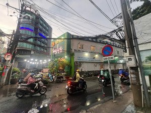 góc mũi tàu siêu khan hiếm trung tâm quận phú nhuận. giá đang về tốt. 452m2 chỉ 120 tỷ.