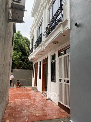 cực hiếm. bán nhà tt chúc sơn, ô tô đỗ cổng, 500m ra thị trấn, dt 32m2, 4 tầng. giá 2.68 tỷ