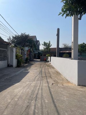 3,4tỷ lô góc trung tâm thị trấn hm, 60m2 thổ 2 mặt đường thông nở hậu đủ tiện ích sau ub huyện