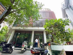 chủ cần bán đất tặng biệt thự dịch vọng cầu giấy 268m xây 4 tầng 1 hầm view công viên lh 0968553331