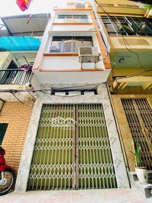 cho thuê nhà ngõ 79 lý nam đế. nhà mới sạch sẽ, nội thất cơ bản, 3 phòng ngủ khép kín. 20tr
