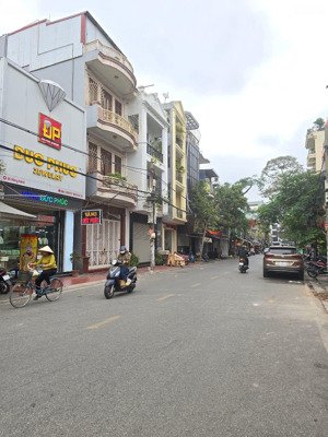 hàng hiếm bán nhà mặt đường hàng kênh,ngay tô hiệu