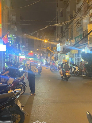 mt phú nhuận giá 9.8 tỷ tl mạnh . dt 3.1 x 15 ,như tờ a4, 1 lầu.
mt đường cô giang, p1, .