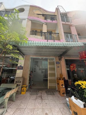 cho thuê nhà 80m2 3pn, 5wc, 3 máy lạnh nước nóng, có sân sau gần cầu vượt sóng thần