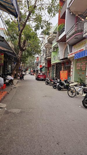 chị em cần bán căn nhà 3 tầng mặt đường bùi mộng hoa. diện tích: 106m2 buôn bán kinh doanh tốt