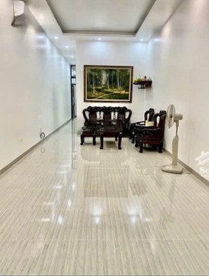 cho thuê giá tốt nhà mặt đường dương kinh. nhà mới xây, cách 500m đi cao tốc hn - hp, chợ, cây xăng