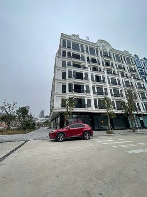 cho thuê gấp căn shophouse tại vòng xuyến cái dăm - bãi cháy. giá mền