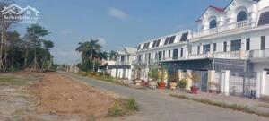 BÁN NHÀ CÓ SÂN ĐẬU Ô TÔ KHU DÂN CƯ HOÀNG HẢO VĨNH LONG