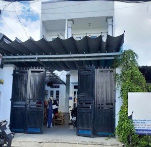 cần tiền bán gấp căn nhà 1 trệch 1 lửng ở lê lợi, thị trấn hóc môn 78m2 giá 1 tỷ 9, sổ sẵn